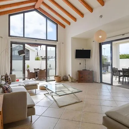 Luxury Near 1km Swimming Pool Tennis Court Great For Ages Villa Playa Blanca (Lanzarote)